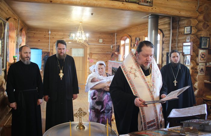 Епископ Викентий совершил Таинство крещения в храме поселка Сулея